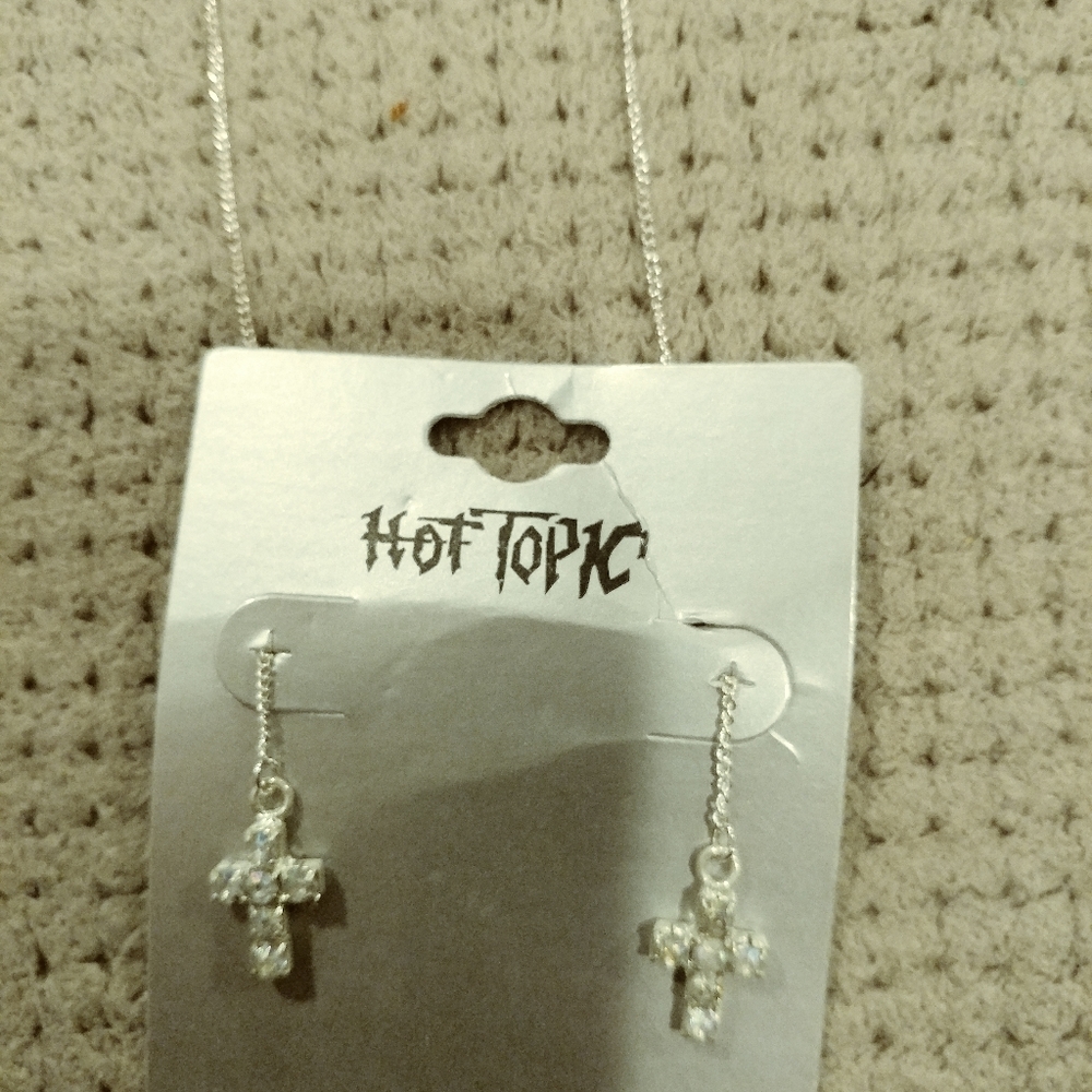 ❤️10/$13 New hot topic long cross earrings